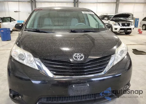 2013 Toyota Sienna Le z USA, uszkodzony, nr VIN 5TDKK3DC8DS282464